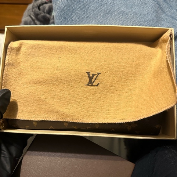 Louis Vuitton Zippy Monogram Wallet - Picture 11 of 15